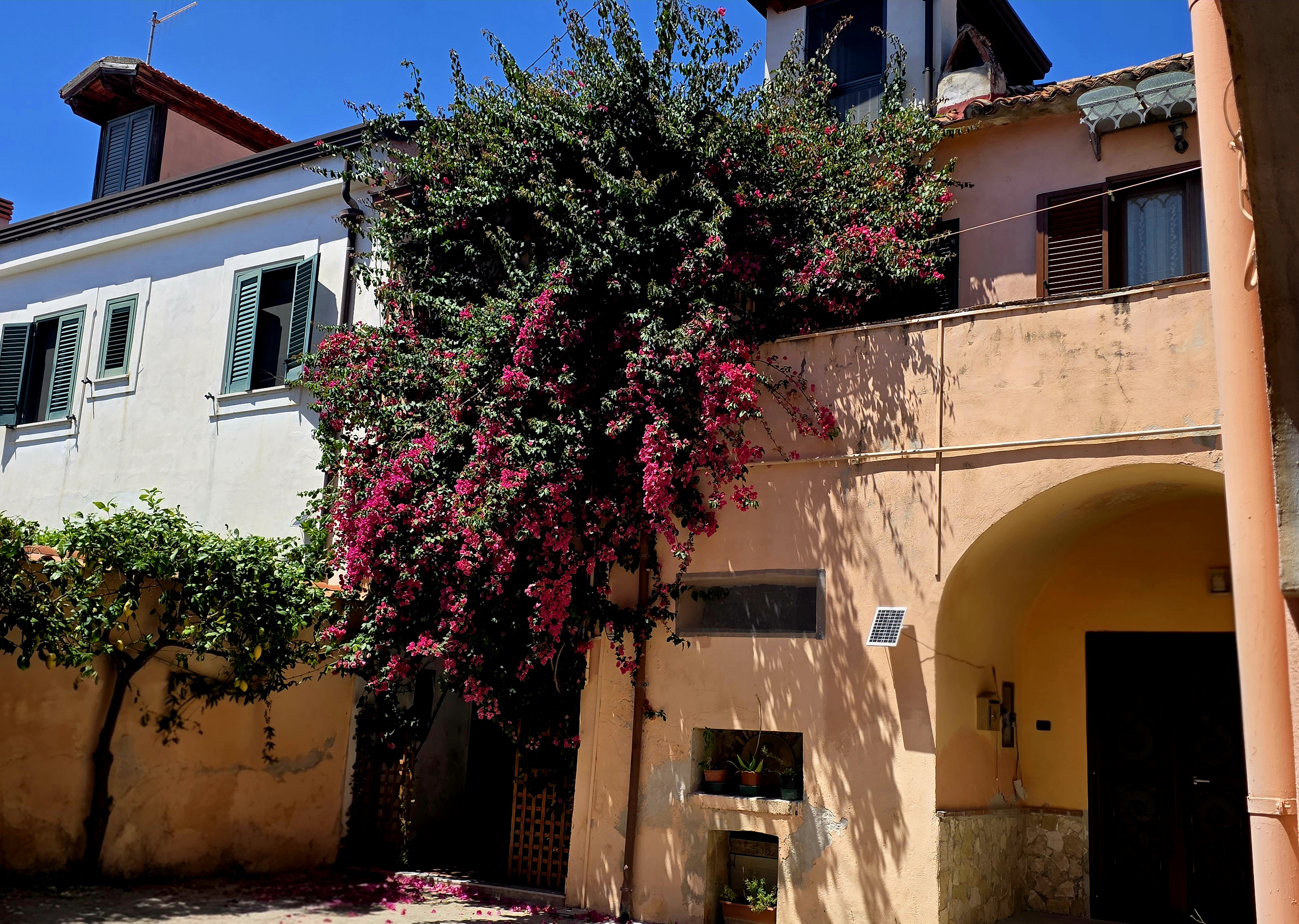 Two-bedroom courtyard house with private garden in Briano, Caserta