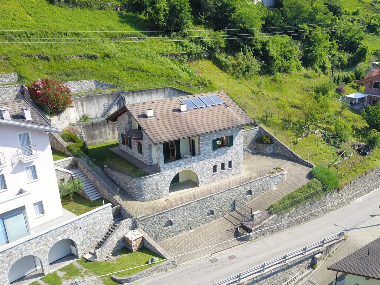 Two-bedroom stone villa with Lake Como views in Trezzone · photo 2