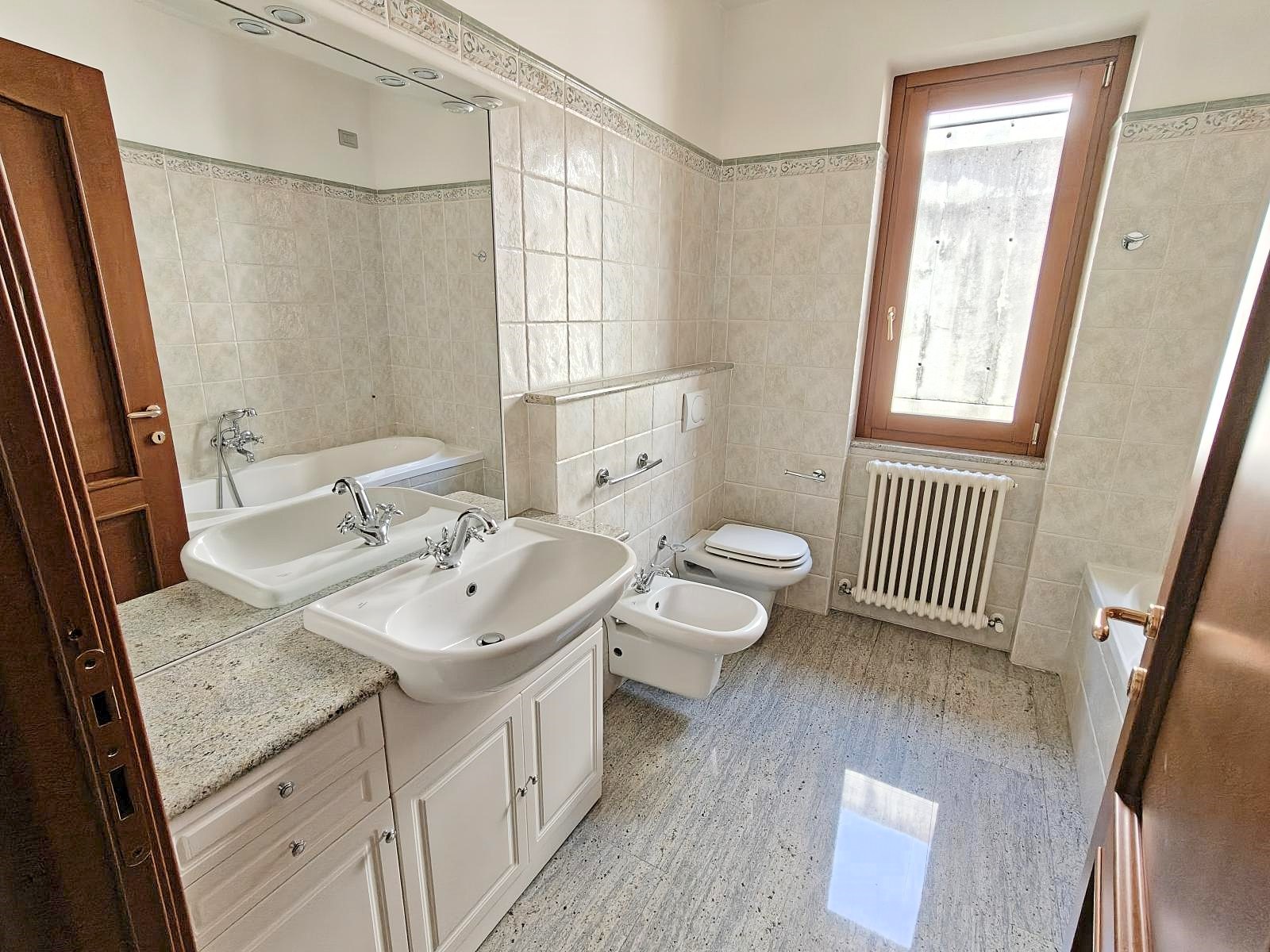 Two-bedroom stone villa with Lake Como views in Trezzone · photo 9