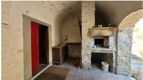 Tuscan farmhouse with outbuildings and 14 hectares near Marradi · photo 2
